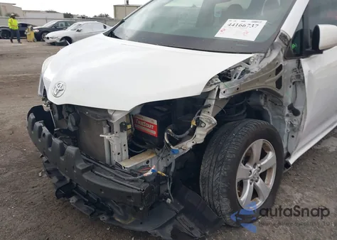 2015 Toyota Sienna Le 8 Passenger z USA, uszkodzony, nr VIN 5TDKK3DC3FS566118